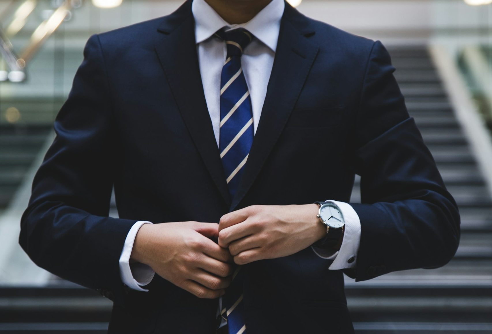 Dirigeant de PME en costume, illustration de l'article sur les erreurs qui freinent les ventes